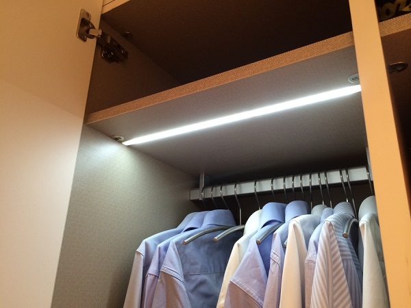 iluminacin led para armarios con tiras led en estantes